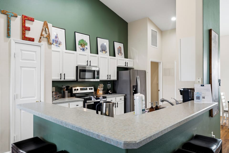 Family House, 4 Bedrooms | Private kitchen | Fridge, microwave, oven, stovetop