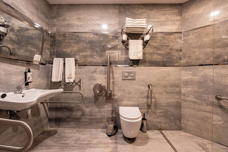 Superior Twin Room | Bathroom | Shower, eco-friendly toiletries, hair dryer, slippers