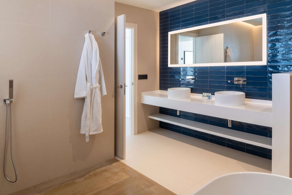 Separate tub and shower, rainfall showerhead, hair dryer, towels