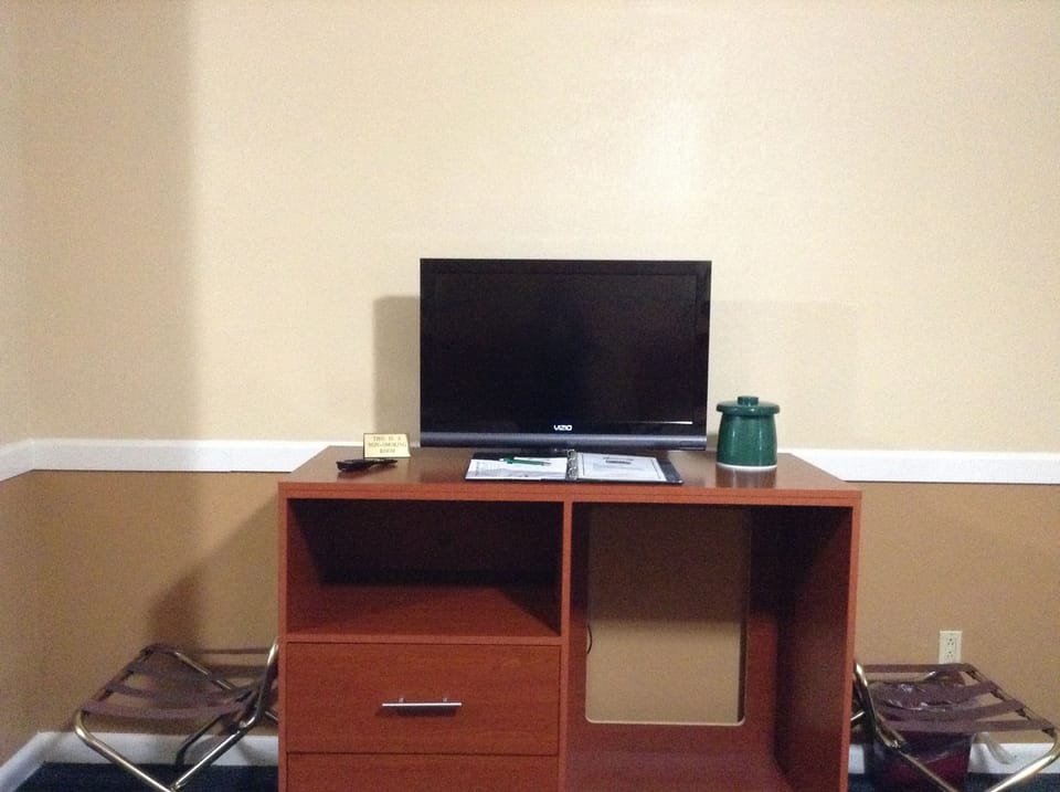 Premium bedding, desk, free WiFi
