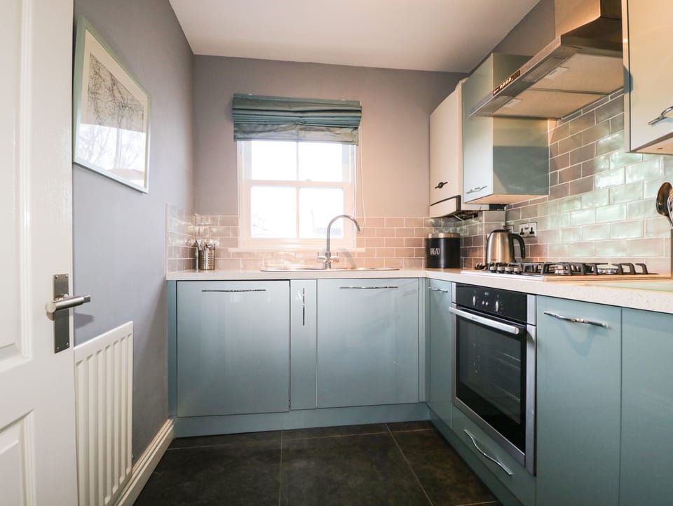 Cottage | Private kitchen | Fridge, electric kettle, toaster, cookware/dishes/utensils