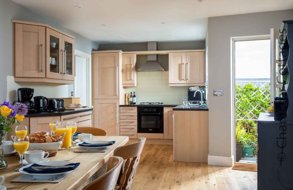 Cottage | Private kitchen | Fridge, dishwasher, electric kettle, toaster