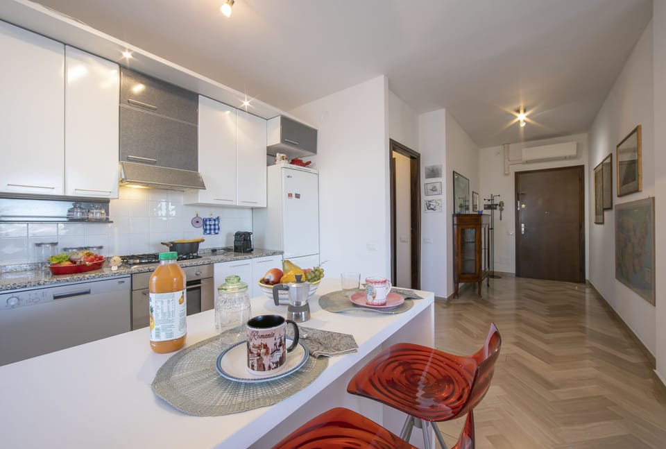 Family Apartment, Multiple Bedrooms, 2 Bathrooms (Casa di Paola) | Private kitchen | Fridge, microwave, oven, stovetop