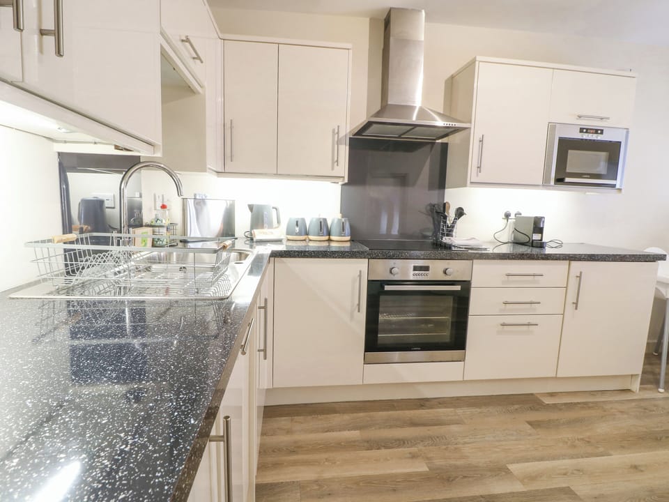 Cottage | Private kitchen | Dishwasher, cookware/dishes/utensils