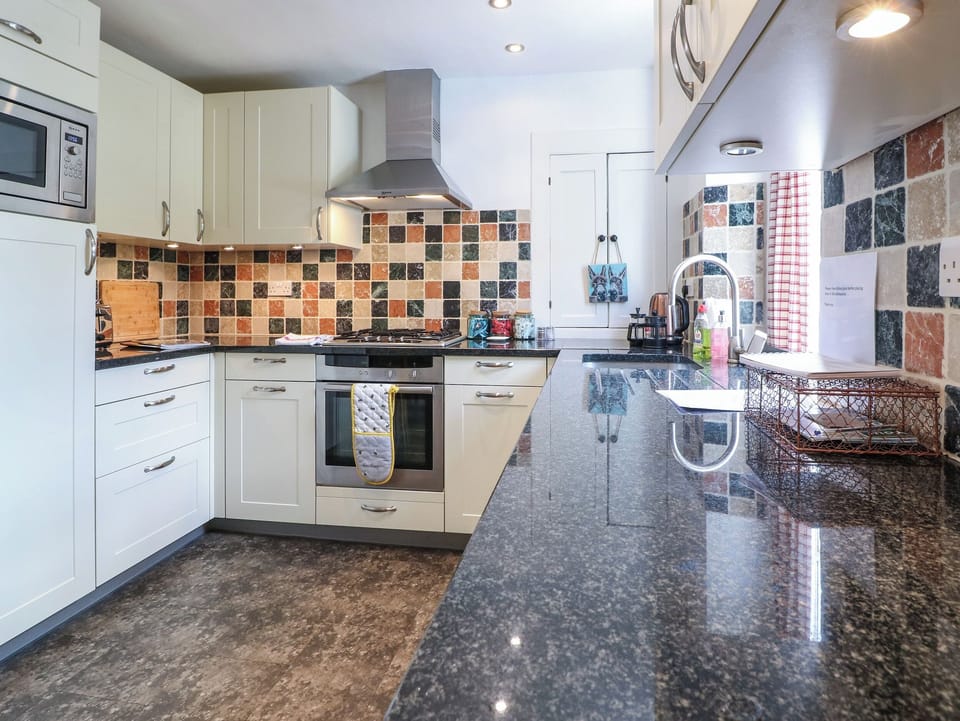 Cottage | Private kitchen | Fridge, dishwasher, electric kettle, toaster