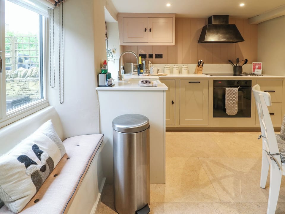 Cottage | Private kitchen | Fridge, dishwasher, electric kettle, toaster