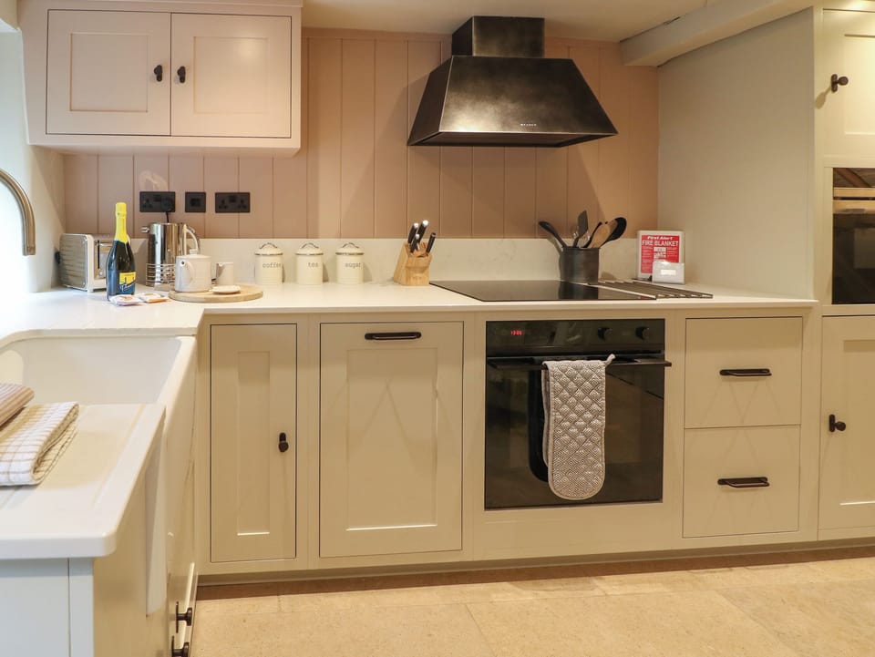 Cottage | Private kitchen | Fridge, dishwasher, electric kettle, toaster