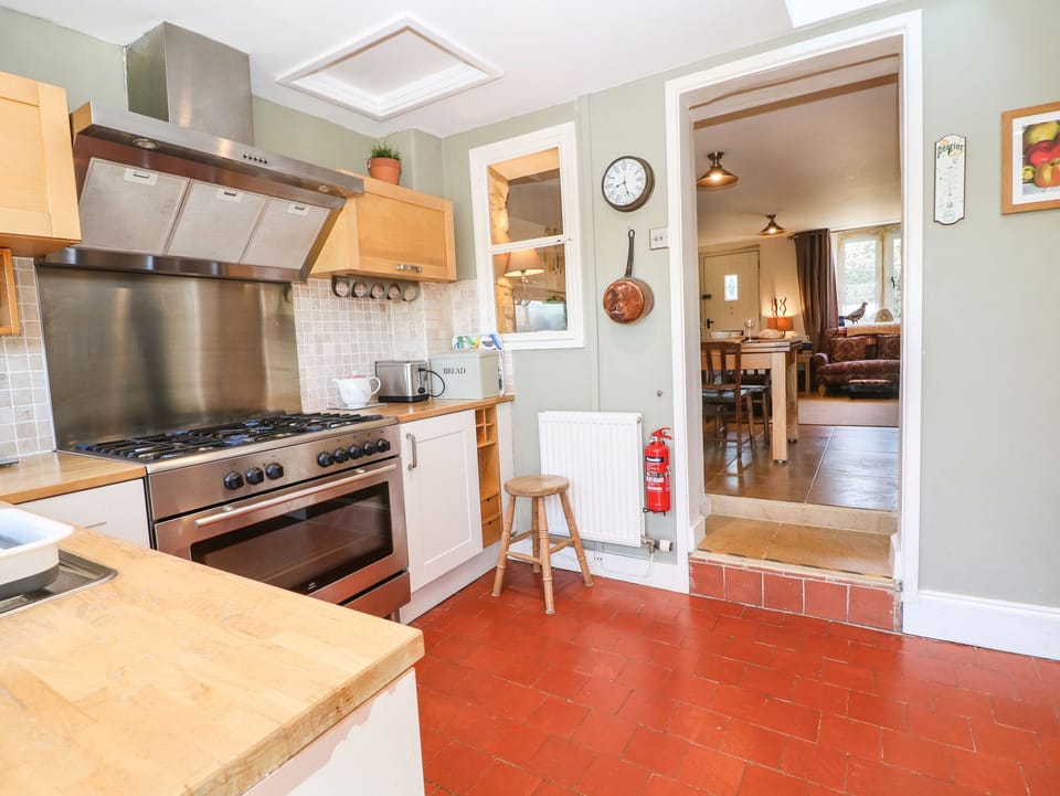 Cottage | Private kitchen | Fridge, microwave, electric kettle, toaster