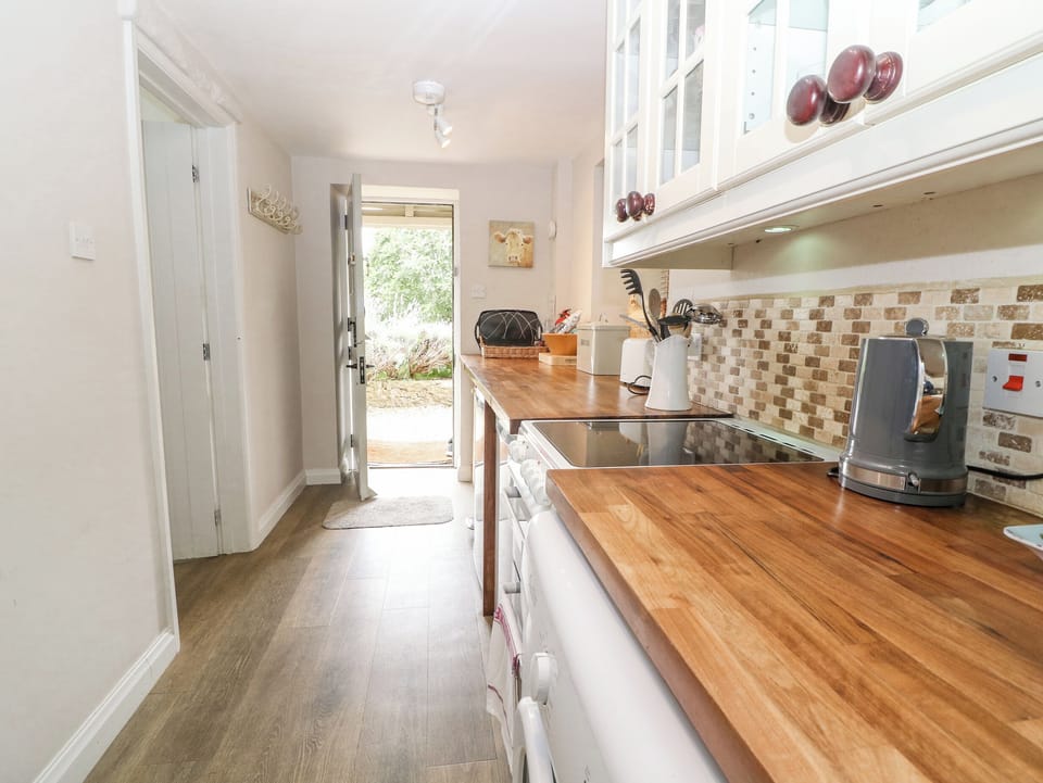 Cottage | Private kitchen | Dishwasher, cookware/dishes/utensils