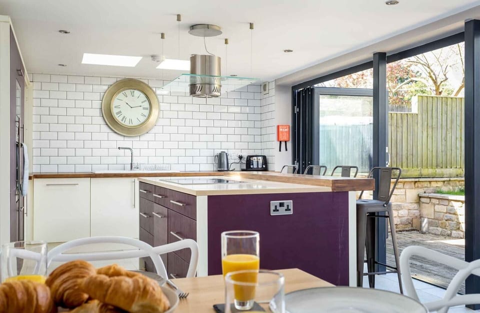 Cottage | Private kitchen | Fridge, dishwasher, electric kettle, toaster