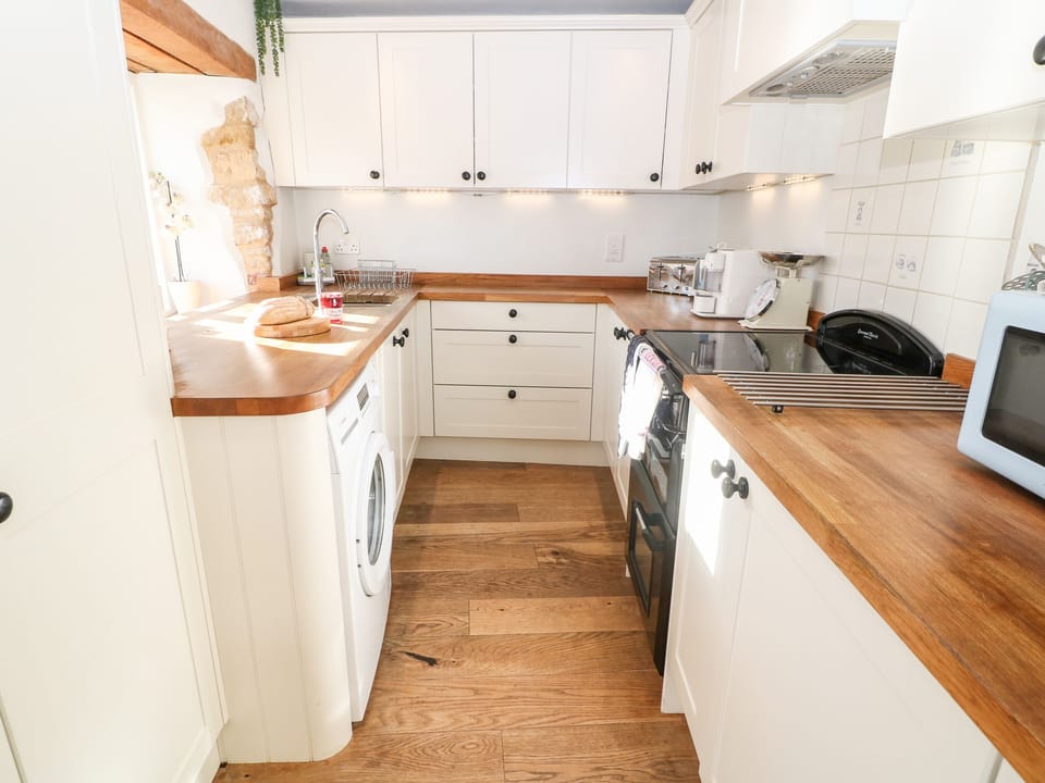 Cottage | Private kitchen | Fridge, microwave, dishwasher, electric kettle