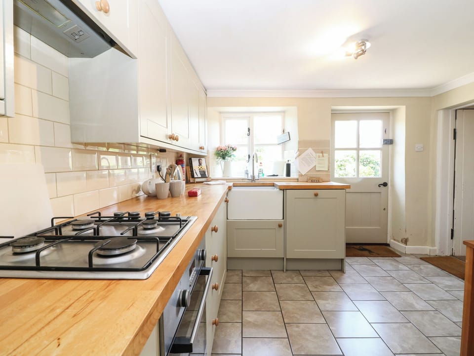 Cottage | Private kitchen | Dishwasher, cookware/dishes/utensils