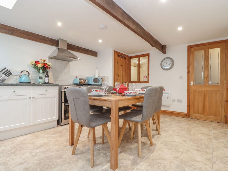 Cottage | Private kitchen | Fridge, microwave, electric kettle, toaster