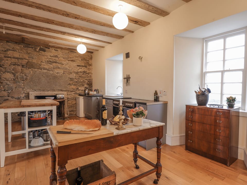 Cottage | Private kitchen | Fridge, dishwasher, electric kettle, cookware/dishes/utensils