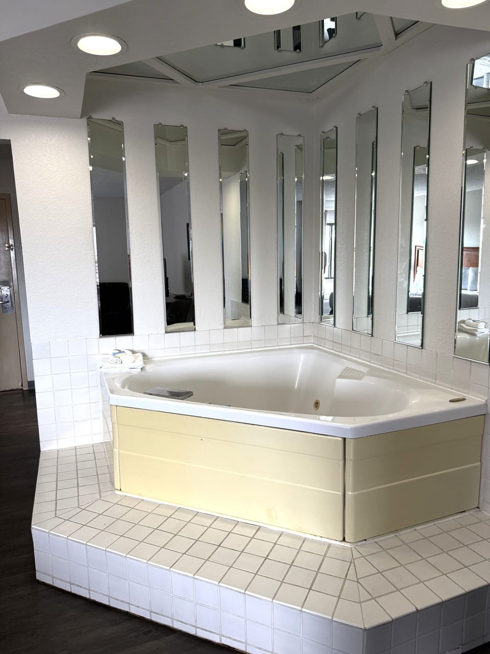 Room, 1 King Bed, Jetted Tub | Desk, blackout drapes, iron/ironing board, free WiFi