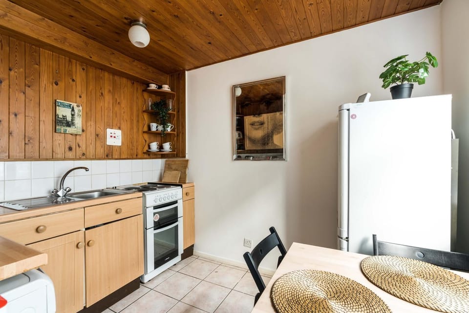 Apartment (2 Bedrooms) | Private kitchen | Microwave, oven