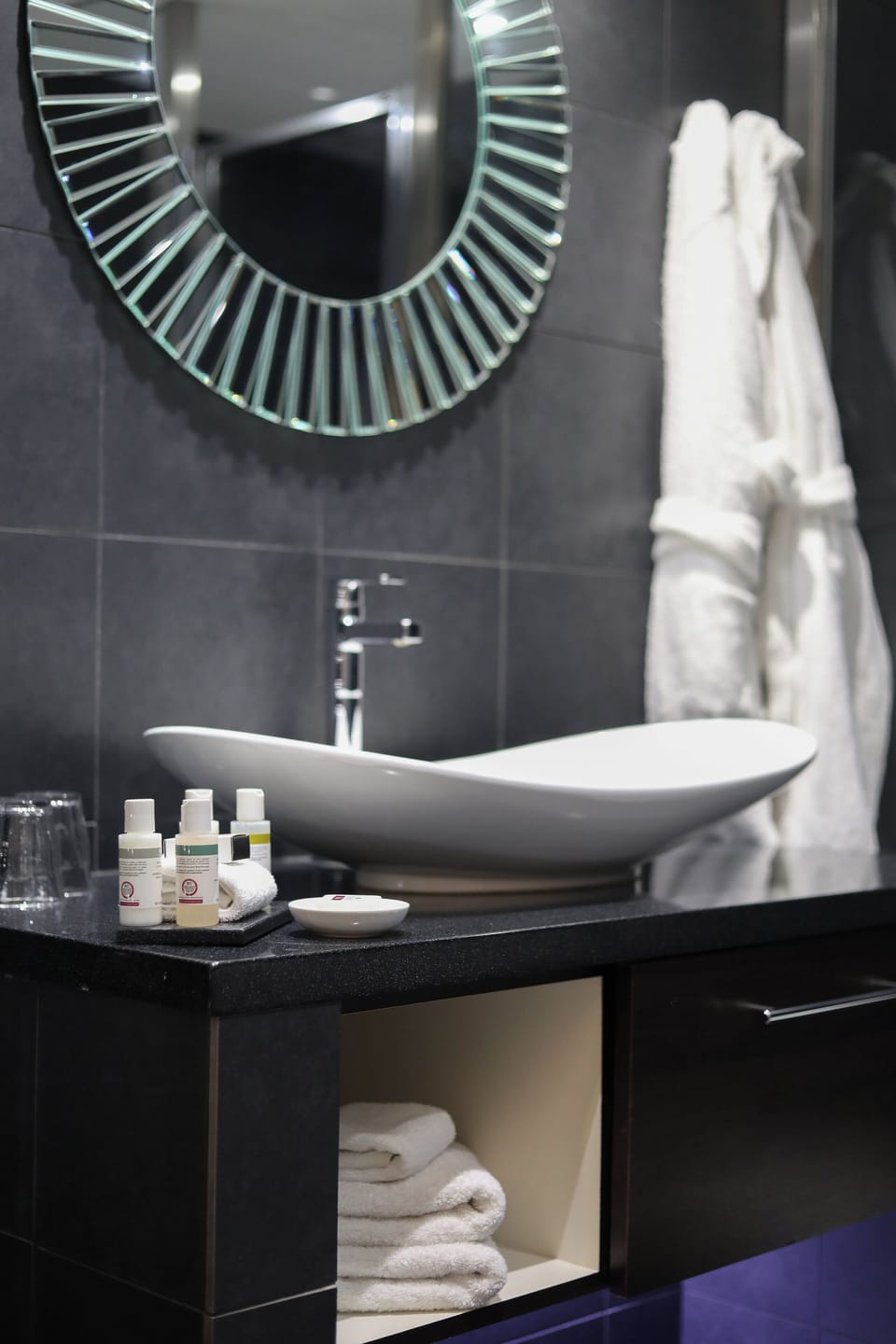 Park View Signature Suite | In-room safe, individually decorated, desk, laptop workspace