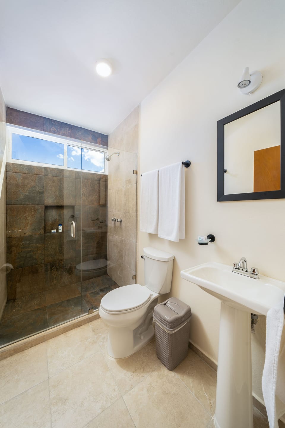 Junior Room | Bathroom | Shower, rainfall showerhead, hair dryer, towels