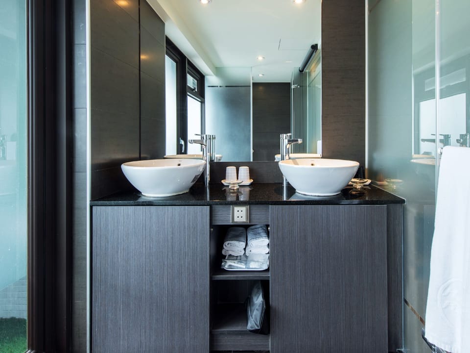 Family Suite, Higher Floor  | Bathroom | Shower, hair dryer, slippers, bidet