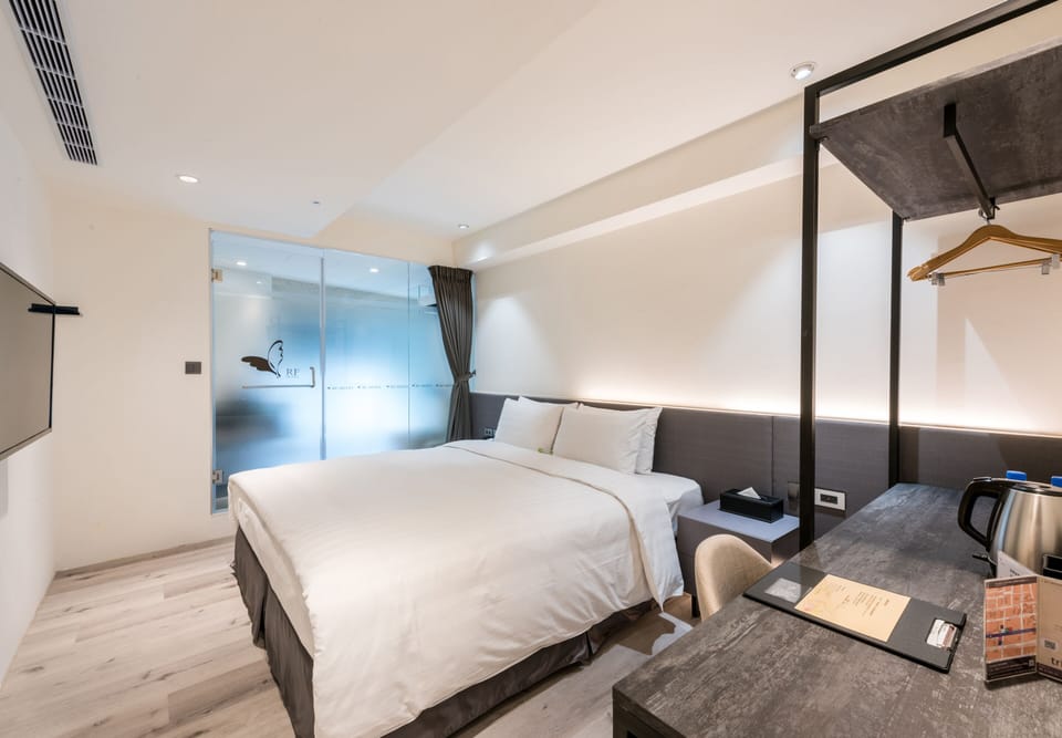 Boutiqe Business Room Twin | Pillowtop beds, in-room safe, individually decorated