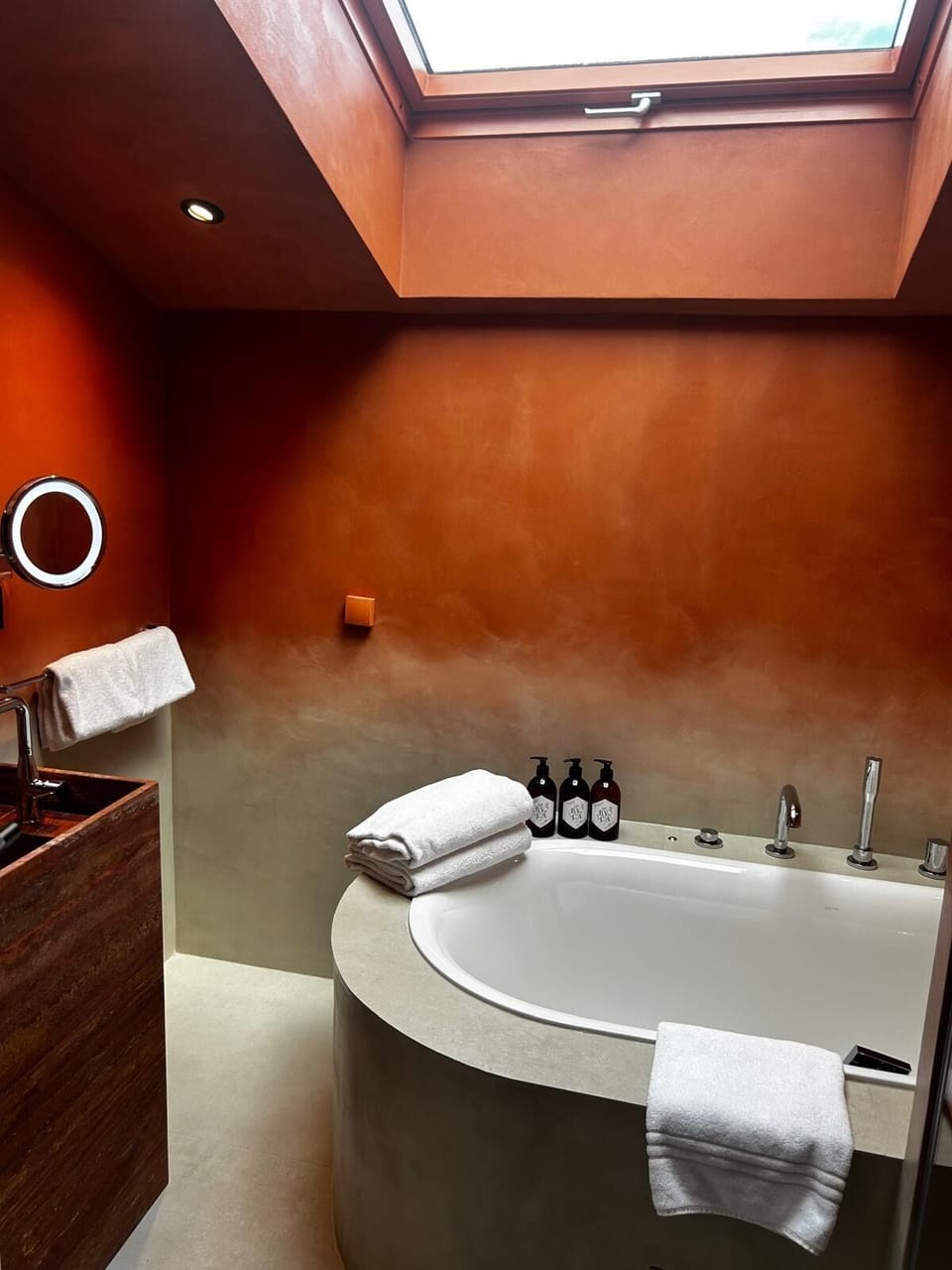 Suite (Monceau) | Premium bedding, minibar, in-room safe, desk