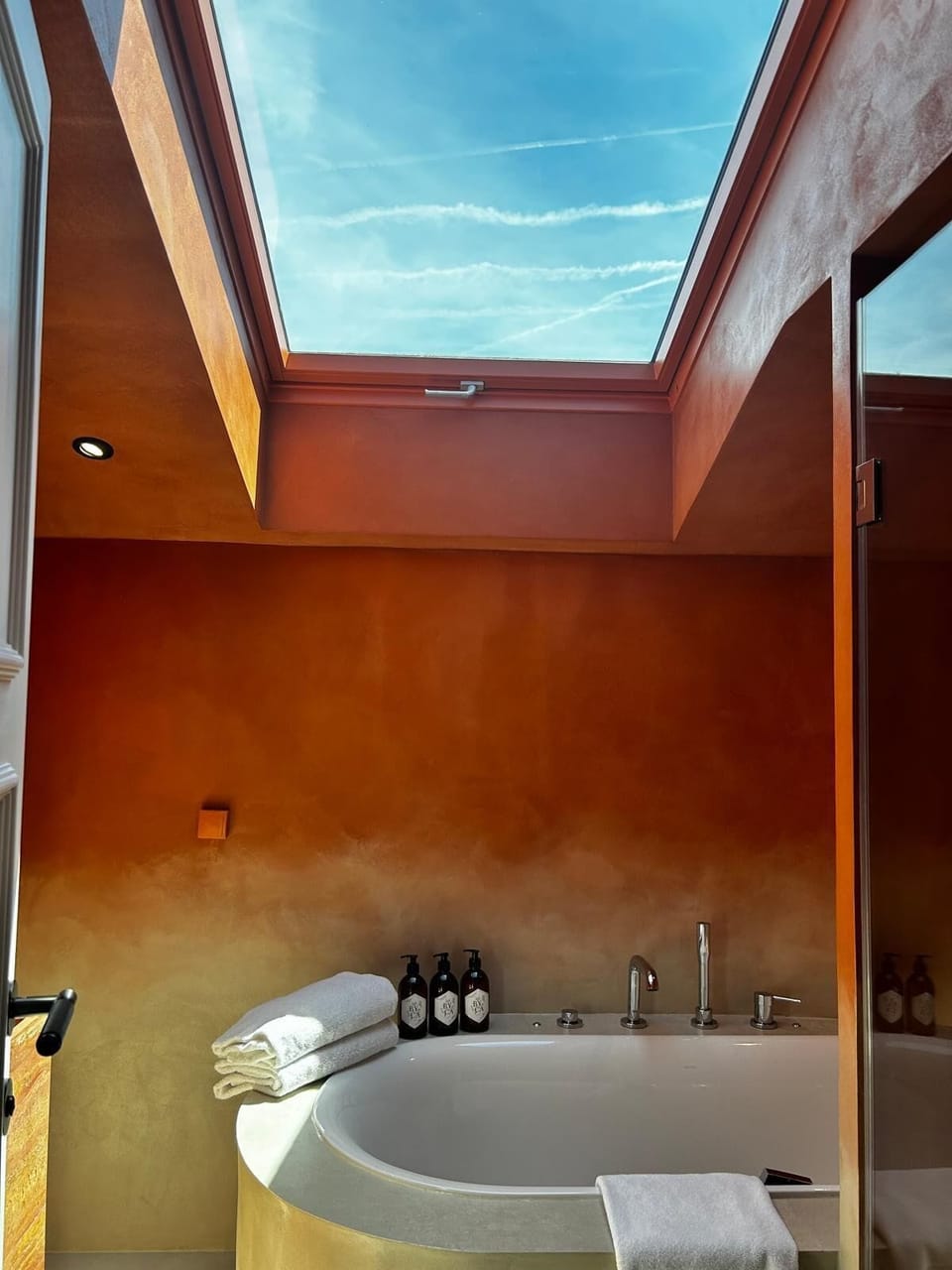 Suite (Monceau) | Premium bedding, minibar, in-room safe, desk