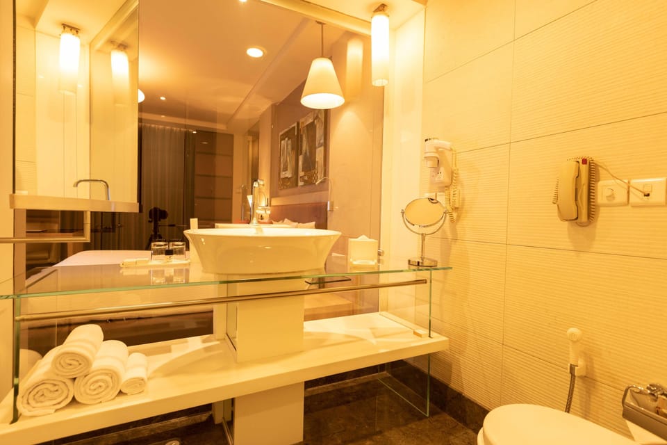 Deluxe Quadruple Room | Bathroom | Shower, free toiletries, hair dryer, bathrobes