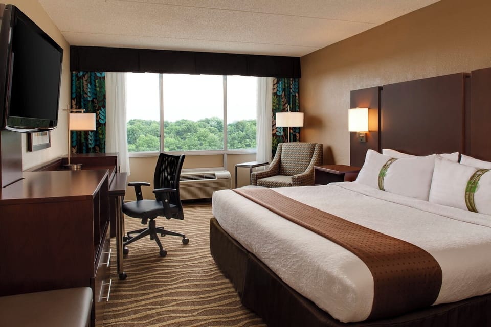 Premium bedding, in-room safe, desk, blackout drapes