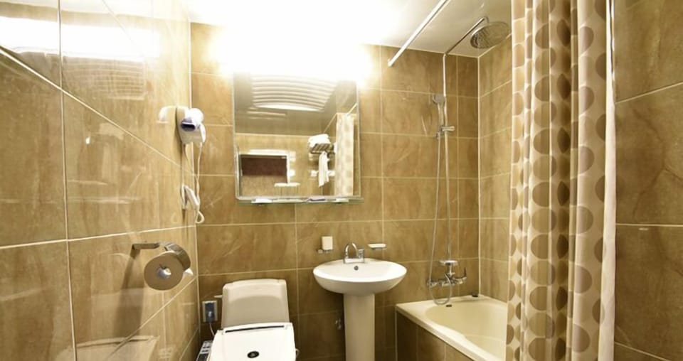 Standard Double Room | Bathroom | Combined shower/tub, free toiletries, hair dryer, slippers