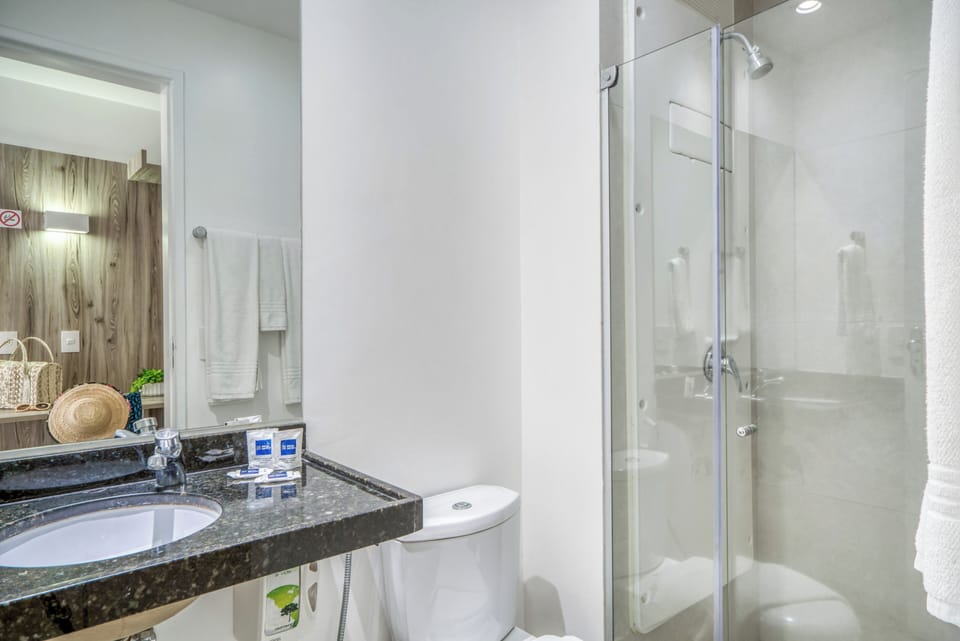 Premium Family (without sea view) | Bathroom | Shower, free toiletries, towels