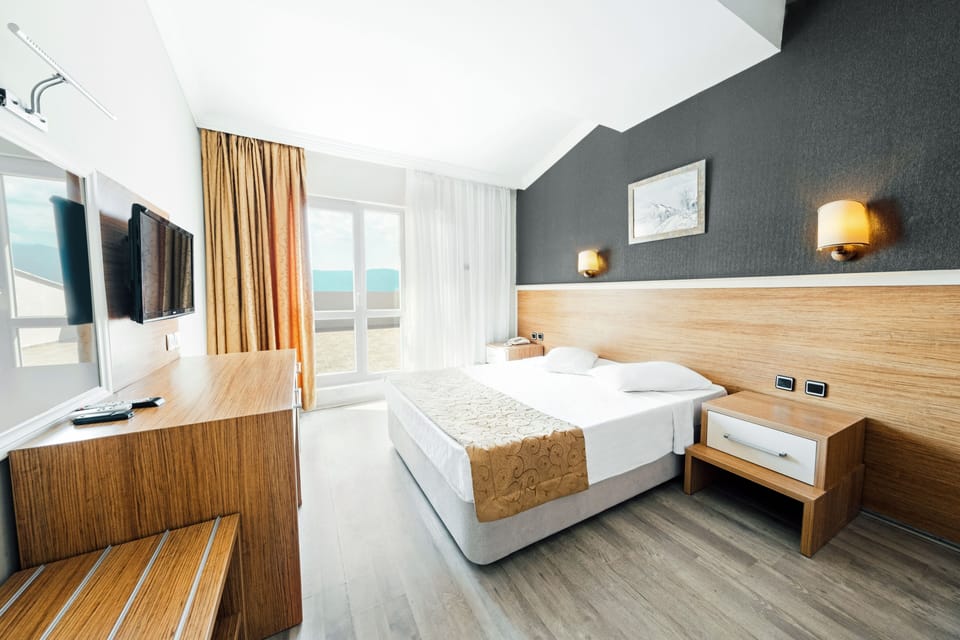 Family Quadruple Room | Minibar, bed sheets