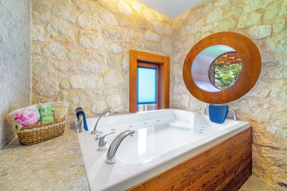 Deluxe Villa | Down comforters, minibar, in-room safe, soundproofing