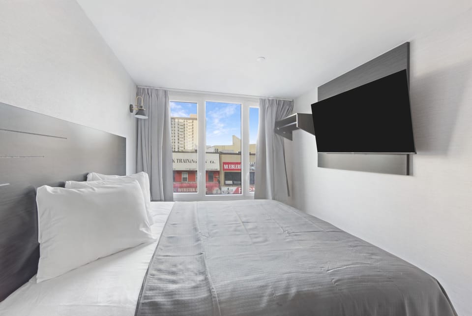 Deluxe Single Room, 1 King Bed | Desk, free WiFi, bed sheets