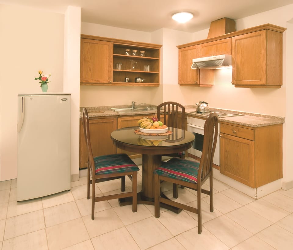 Full-size fridge, oven, stovetop, griddle