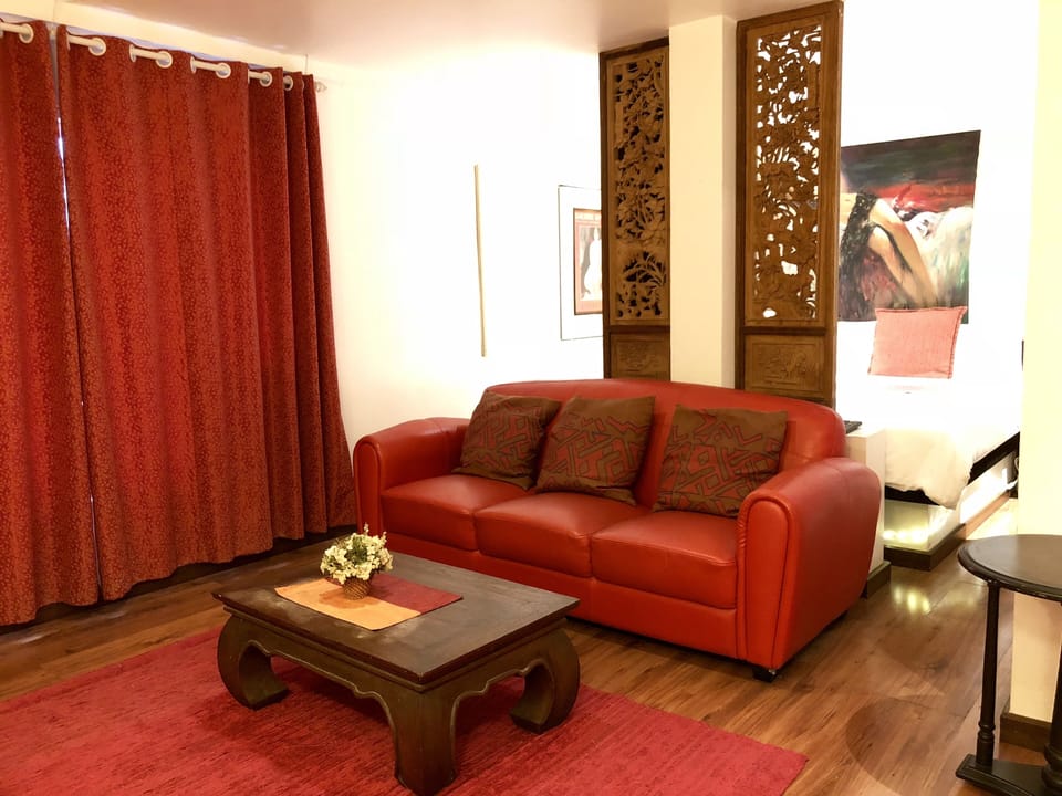 XXL Suite Room | Minibar, in-room safe, laptop workspace, blackout drapes