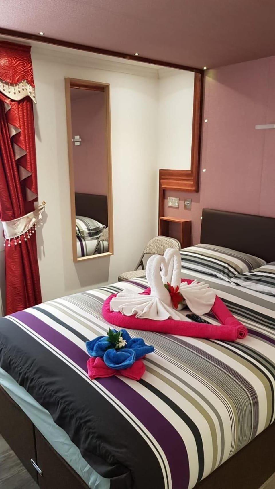 Desk, soundproofing, free WiFi, bed sheets