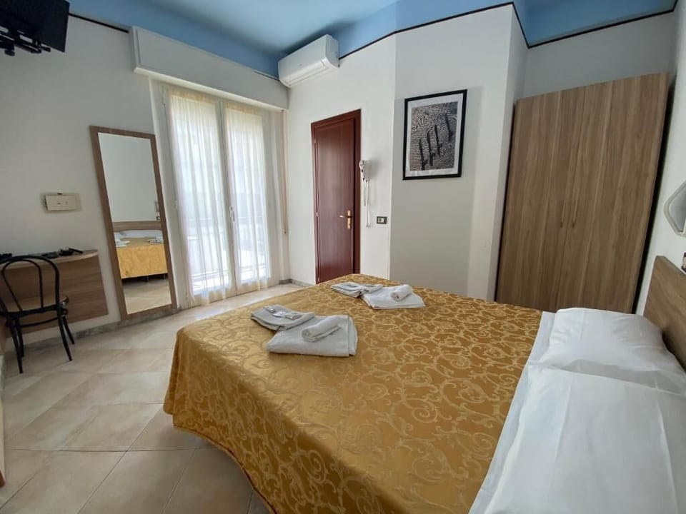 Standard Double Room, 1 Double Bed, Balcony | Hypo-allergenic bedding, in-room safe, WiFi, bed sheets