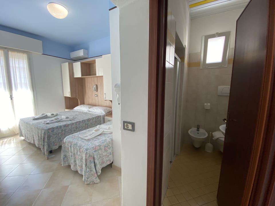Standard Triple Room, Balcony | Hypo-allergenic bedding, in-room safe, WiFi, bed sheets