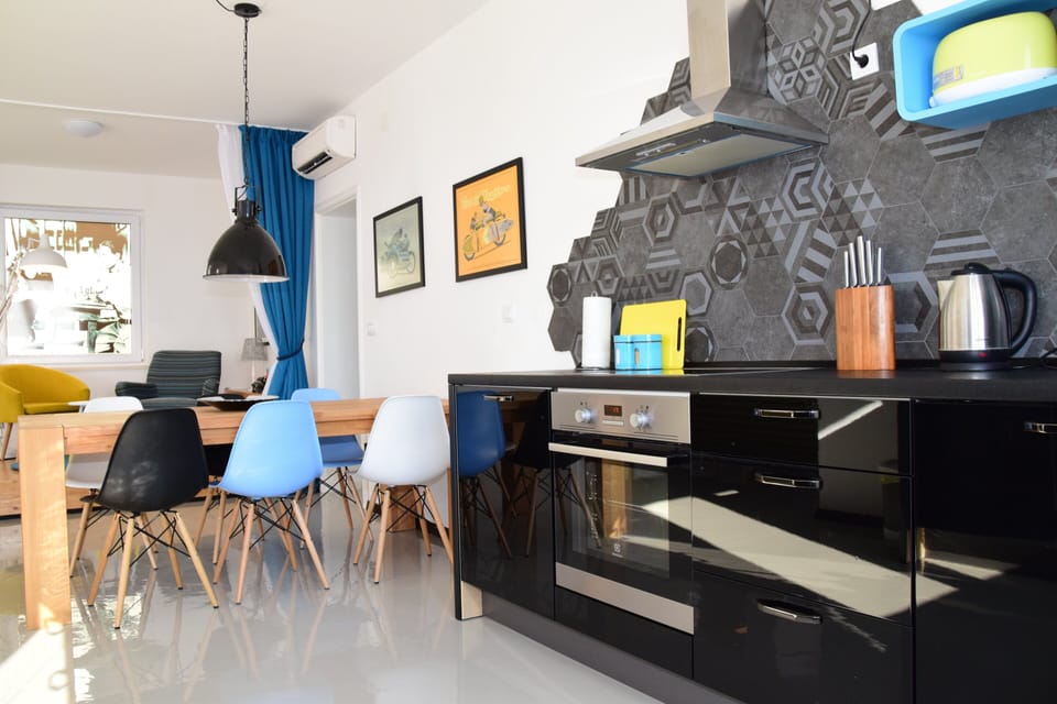Deluxe Apartment | Private kitchen | Full-size fridge, microwave, oven, stovetop