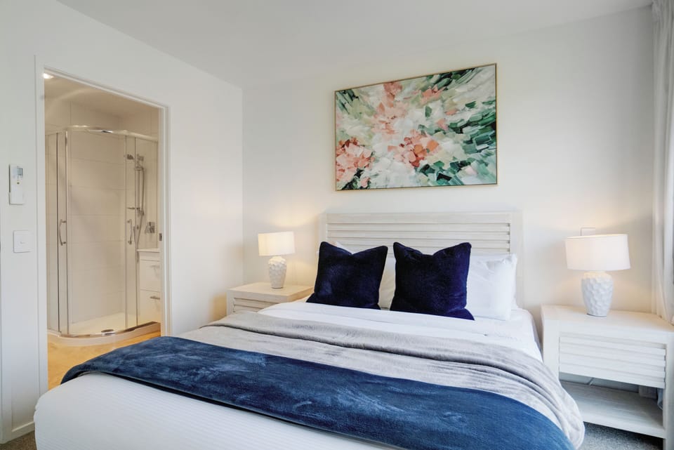 House | 2 bedrooms, desk, laptop workspace, iron/ironing board