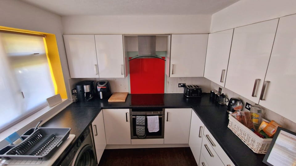 House, 3 Bedrooms, Garden View | Private kitchen | Coffee/tea maker, electric kettle, dining tables