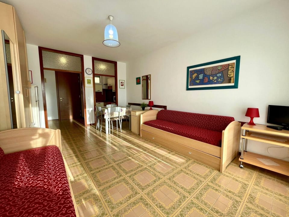 Studio, Balcony, City View | Living room