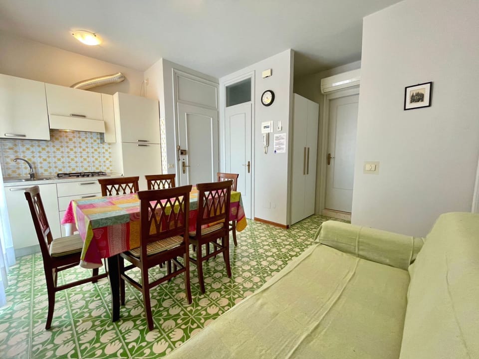 Apartment, 2 Bedrooms, Balcony, City View | Dining room