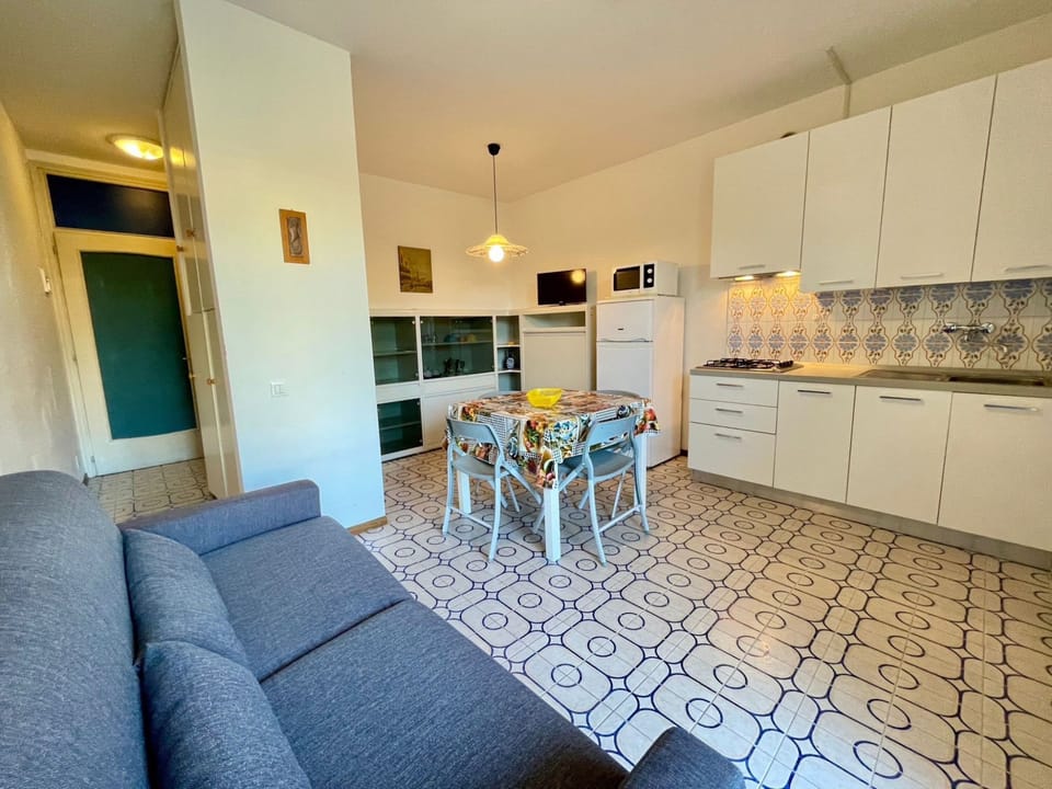 Studio, Multiple Bedrooms, Balcony, Pool View | Interior