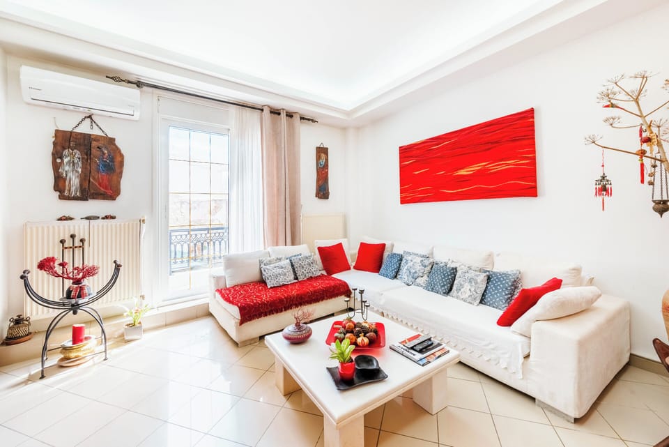 House, 2 Bedrooms, Smoking, Balcony | Living room | Books