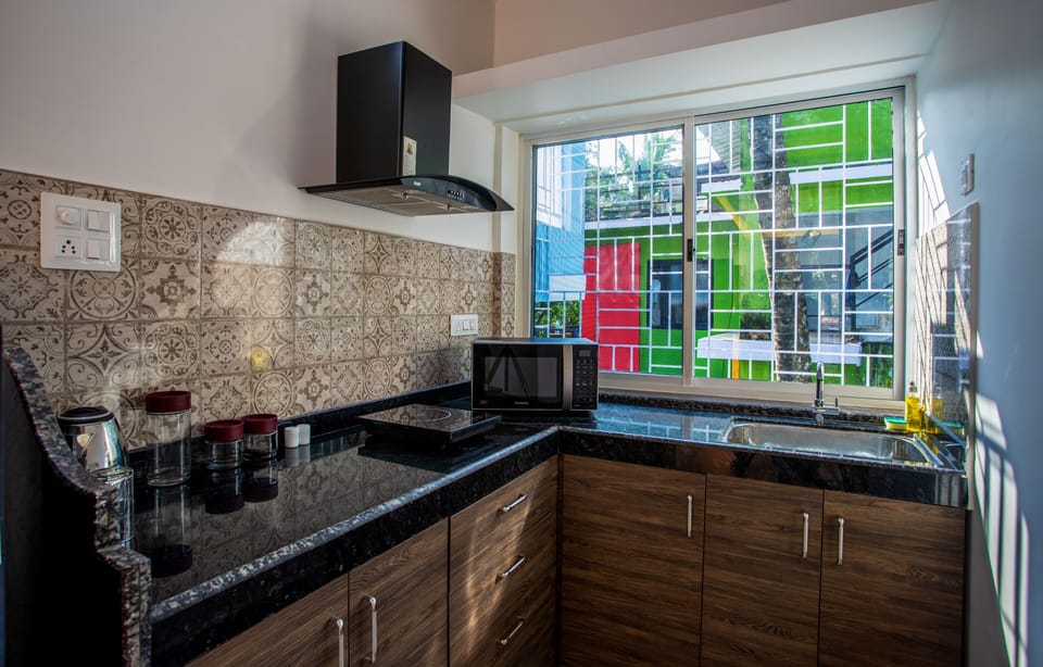 Studio | Private kitchen | Microwave, electric kettle