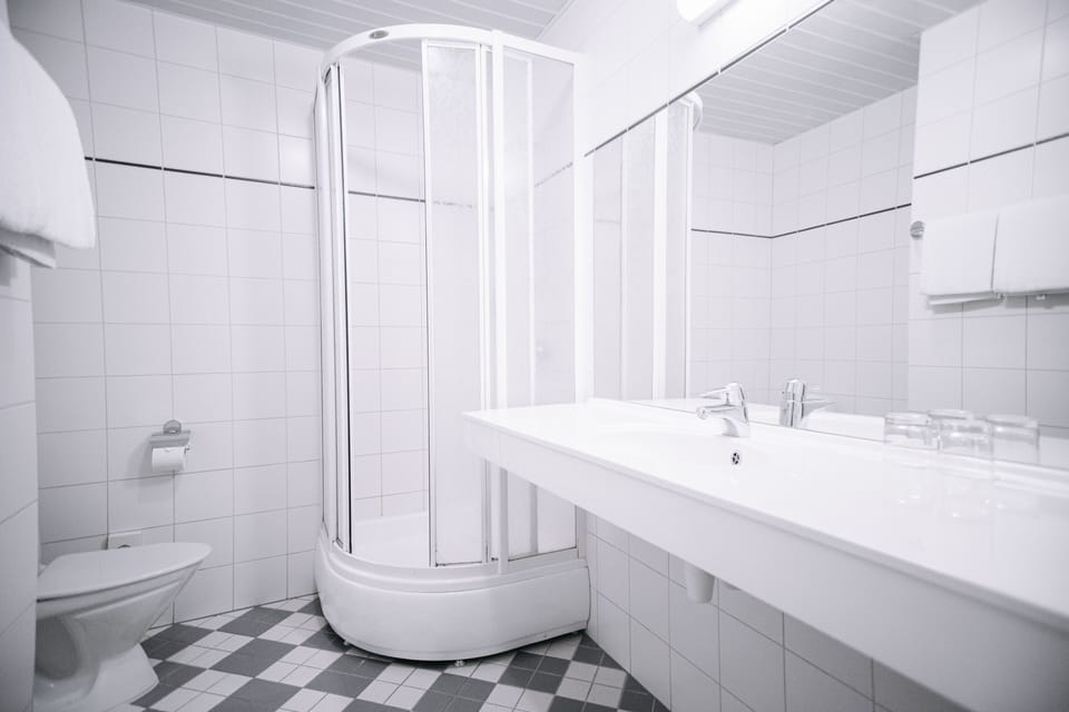 Superior Double Room | Bathroom | Shower, rainfall showerhead, hair dryer, towels