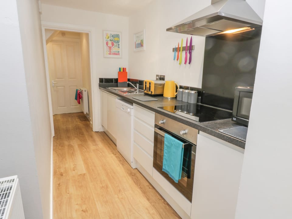 Cottage | Private kitchen | Fridge, dishwasher, electric kettle, cookware/dishes/utensils