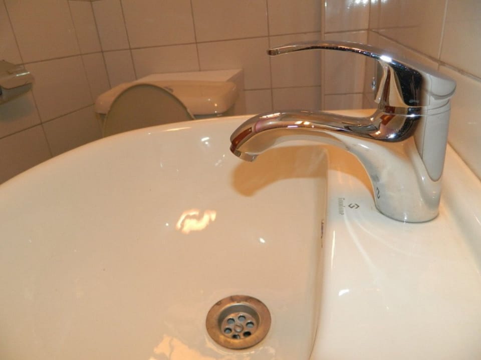 Shower, free toiletries, towels