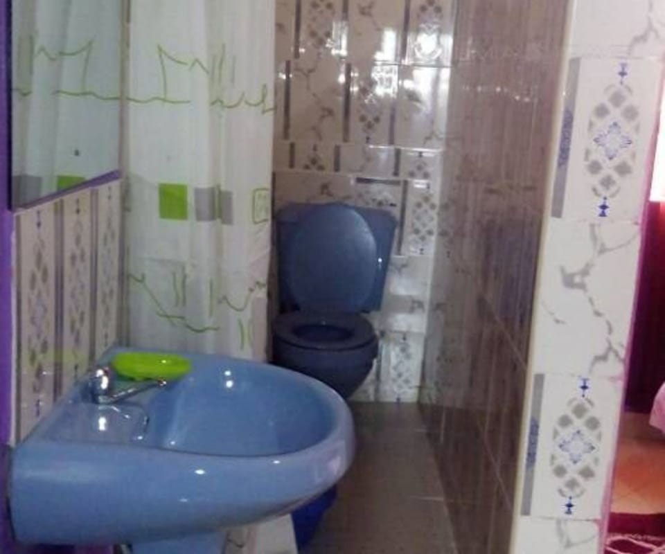 Standard Room | Bathroom | Shower, free toiletries, towels